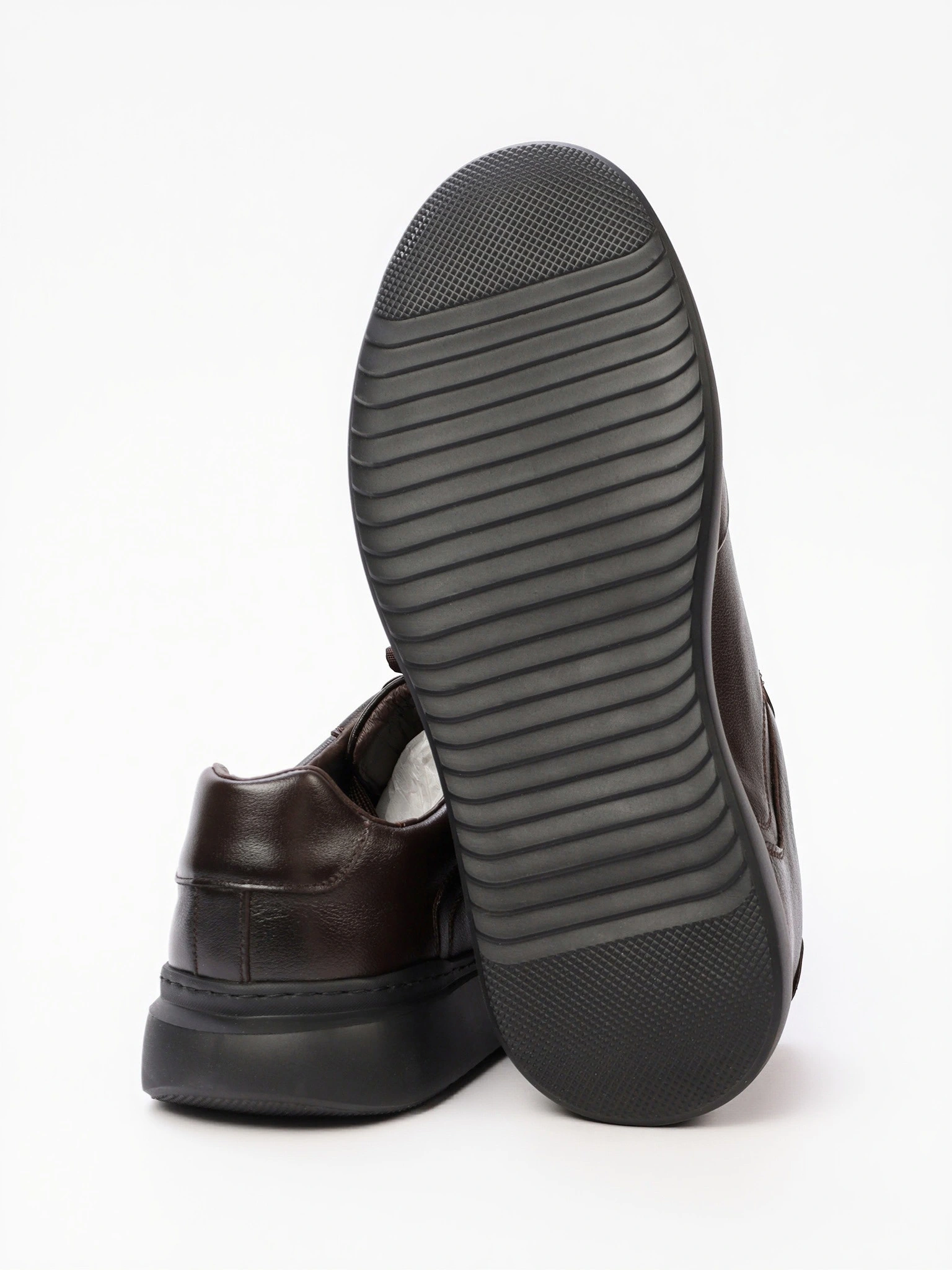 Кроссовки коричневого цвета на средней подошве